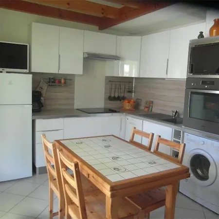 Belle: Beachside Retreat With Pool And Secure Parking
